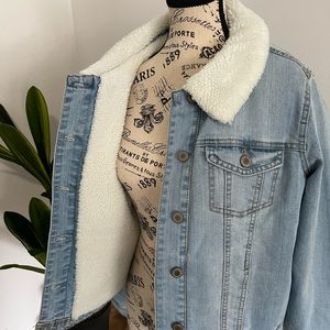 Jean jacket with sherpa lining. Never worn size large